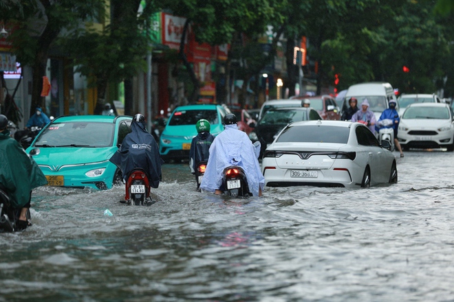 Người dân Hà Nội ngán ngẩm cảnh nước tràn vào nhà sau cơn mưa lớn: Có những lần nhà ngập 2 ngày mới rút hết nước - Ảnh 1.