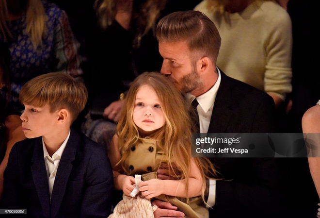 Con gái Beckham ở tuổi dậy thì: Lột xác thành thiếu nữ xinh đẹp, thích diện váy hai dây nữ tính, gây sốt mỗi lần xuất hiện cùng bố - Ảnh 15.