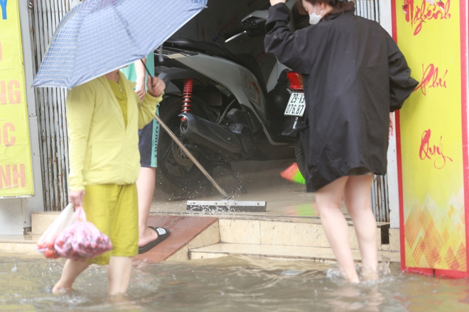 Người dân Hà Nội ngán ngẩm cảnh nước tràn vào nhà sau cơn mưa lớn: Có những lần nhà ngập 2 ngày mới rút hết nước- Ảnh 14.