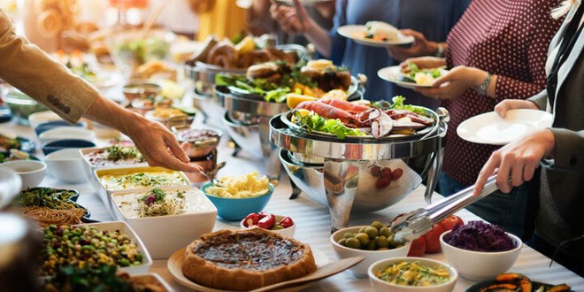 Tại sao nhân viên nhà hàng buffet liên tục dọn đĩa ăn? - Ảnh 2.