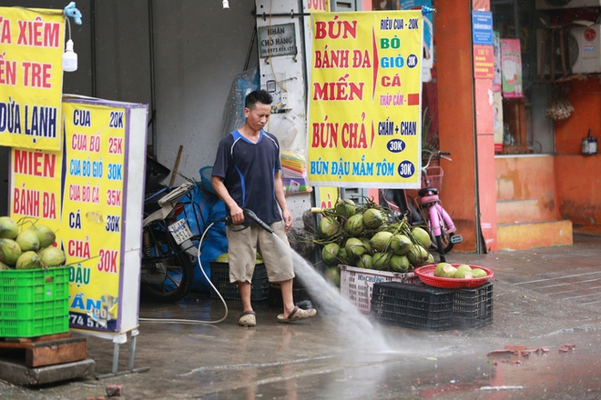 Người dân Hà Nội ngán ngẩm cảnh nước tràn vào nhà sau cơn mưa lớn: Có những lần nhà ngập 2 ngày mới rút hết nước - Ảnh 10.