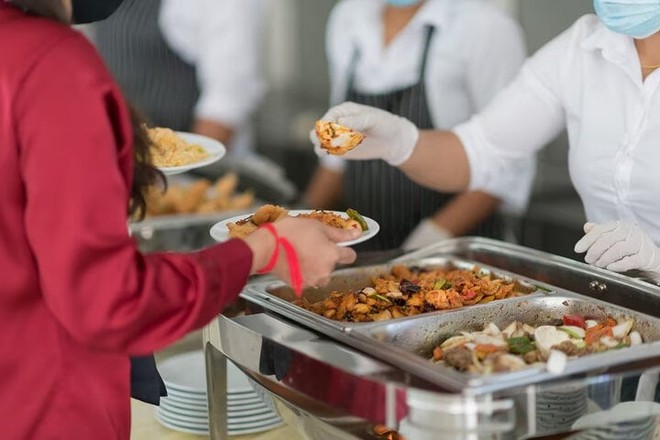 Tại sao nhân viên nhà hàng buffet liên tục dọn đĩa ăn? - Ảnh 1.