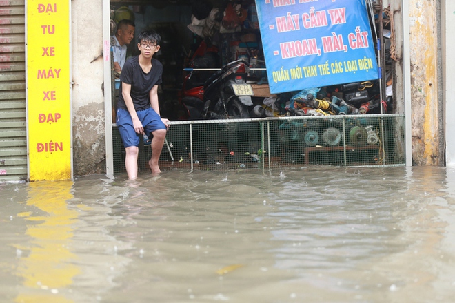 Người dân Hà Nội ngán ngẩm cảnh nước tràn vào nhà sau cơn mưa lớn: Có những lần nhà ngập 2 ngày mới rút hết nước - Ảnh 9.