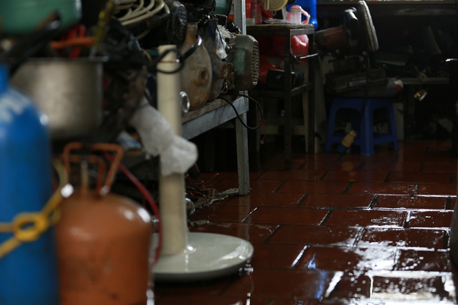 Người dân Hà Nội ngán ngẩm cảnh nước tràn vào nhà sau cơn mưa lớn: Có những lần nhà ngập 2 ngày mới rút hết nước- Ảnh 10.
