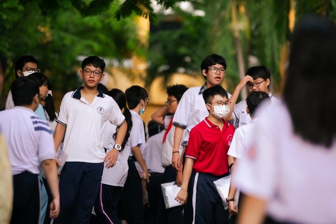 Kết thúc môn Văn thi vào lớp 10 TP.HCM: Thí sinh phấn khởi vì đề siêu ý nghĩa mà vừa sức - Ảnh 32.