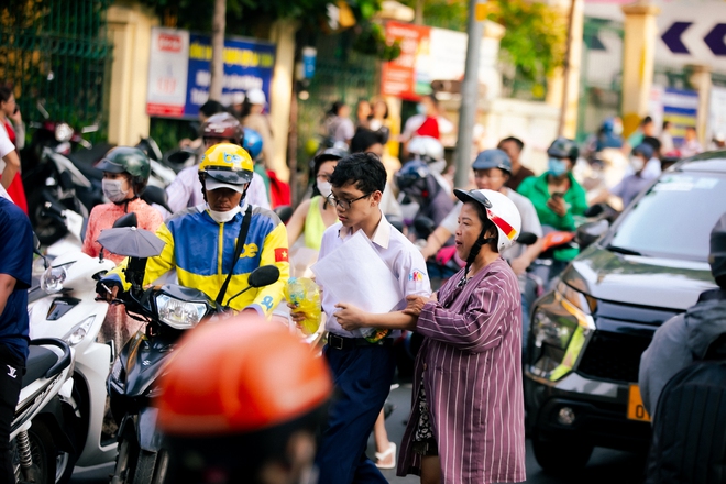 Kết thúc môn Văn thi vào lớp 10 TP.HCM: Thí sinh phấn khởi vì đề siêu ý nghĩa mà vừa sức - Ảnh 33.