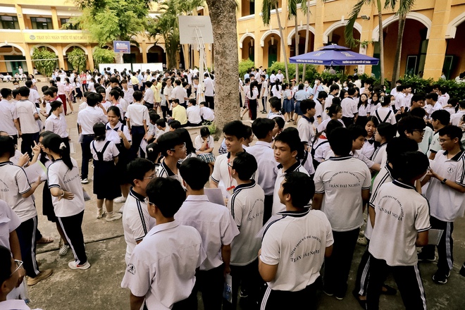Kết thúc môn Văn thi vào lớp 10 TP.HCM: Thí sinh phấn khởi vì đề siêu ý nghĩa mà vừa sức - Ảnh 22.