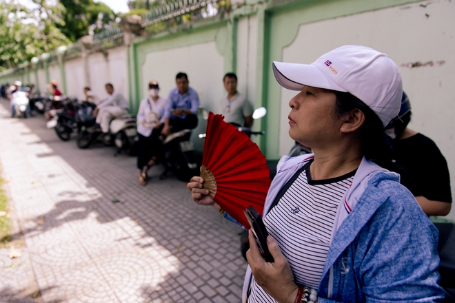 Kết thúc môn Văn thi vào lớp 10 TP.HCM: Thí sinh phấn khởi vì đề siêu ý nghĩa mà vừa sức - Ảnh 12.