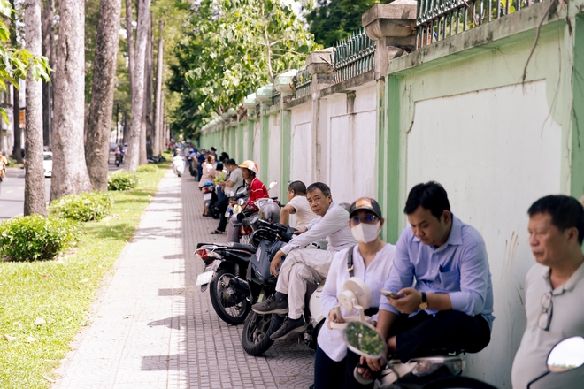 Kết thúc môn Văn thi vào lớp 10 TP.HCM: Thí sinh phấn khởi vì đề siêu ý nghĩa mà vừa sức - Ảnh 14.