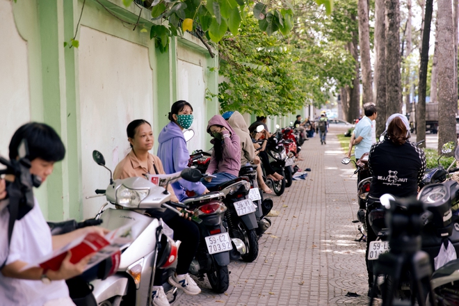Kết thúc môn Văn thi vào lớp 10 TP.HCM: Thí sinh phấn khởi vì đề siêu ý nghĩa mà vừa sức - Ảnh 15.