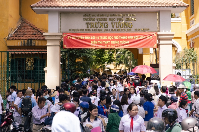 Kết thúc môn Văn thi vào lớp 10 TP.HCM: Thí sinh phấn khởi vì đề siêu ý nghĩa mà vừa sức - Ảnh 1.