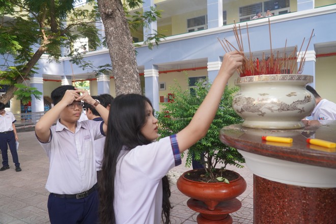 Kết thúc môn Văn thi vào lớp 10 TP.HCM: Thí sinh phấn khởi vì đề siêu ý nghĩa mà vừa sức - Ảnh 51.