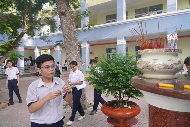 Kết thúc môn Văn thi vào lớp 10 TP.HCM: Thí sinh phấn khởi vì đề siêu ý nghĩa mà vừa sức - Ảnh 52.