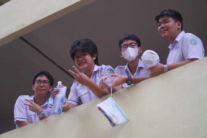 Kết thúc môn Văn thi vào lớp 10 TP.HCM: Thí sinh phấn khởi vì đề siêu ý nghĩa mà vừa sức - Ảnh 46.