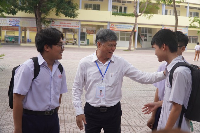 Kết thúc môn Văn thi vào lớp 10 TP.HCM: Thí sinh phấn khởi vì đề siêu ý nghĩa mà vừa sức - Ảnh 45.