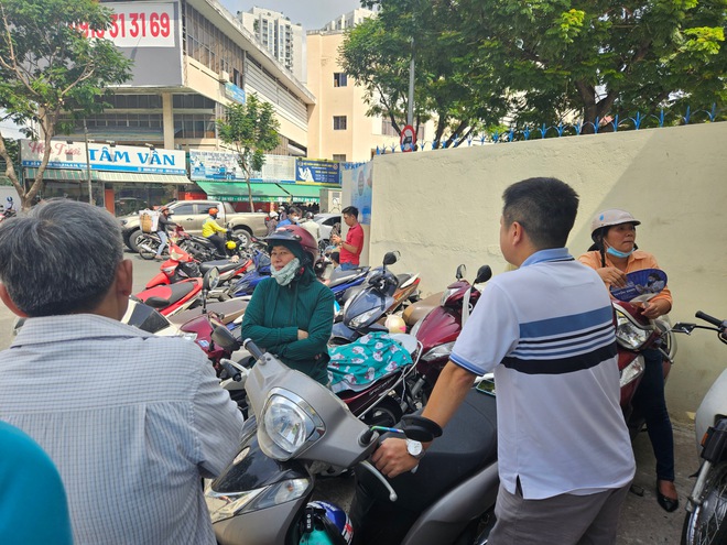 Kết thúc môn Văn thi vào lớp 10 TP.HCM: Thí sinh phấn khởi vì đề siêu ý nghĩa mà vừa sức - Ảnh 16.