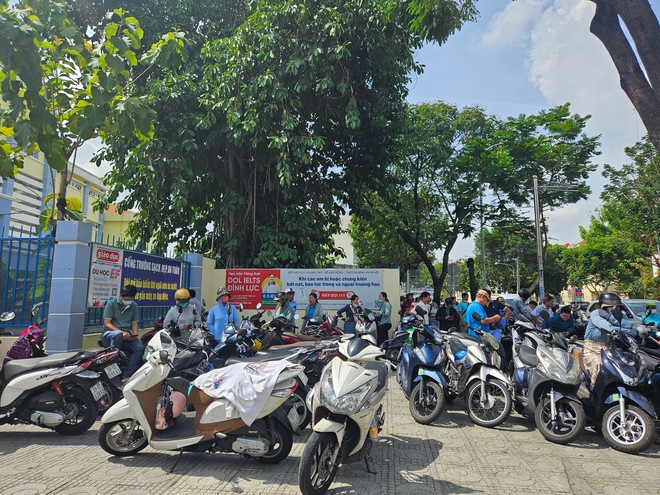 Kết thúc môn Văn thi vào lớp 10 TP.HCM: Thí sinh phấn khởi vì đề siêu ý nghĩa mà vừa sức - Ảnh 18.