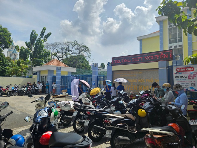 Kết thúc môn Văn thi vào lớp 10 TP.HCM: Thí sinh phấn khởi vì đề siêu ý nghĩa mà vừa sức - Ảnh 17.