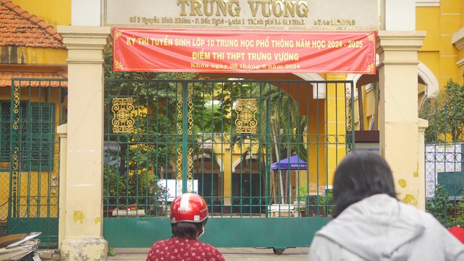 Kết thúc môn Văn thi vào lớp 10 TP.HCM: Thí sinh phấn khởi vì đề siêu ý nghĩa mà vừa sức - Ảnh 19.