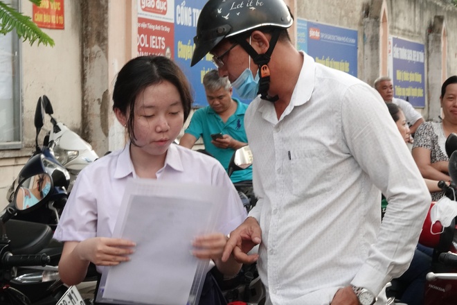 Kết thúc môn Văn thi vào lớp 10 TP.HCM: Thí sinh phấn khởi vì đề siêu ý nghĩa mà vừa sức - Ảnh 40.