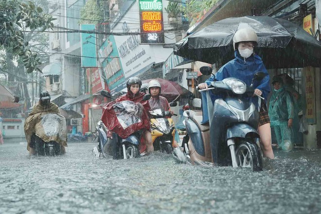 Cảnh báo mưa lớn, lốc kèm sấm sét tại Hà Nội và Bắc Bộ - Ảnh 1.