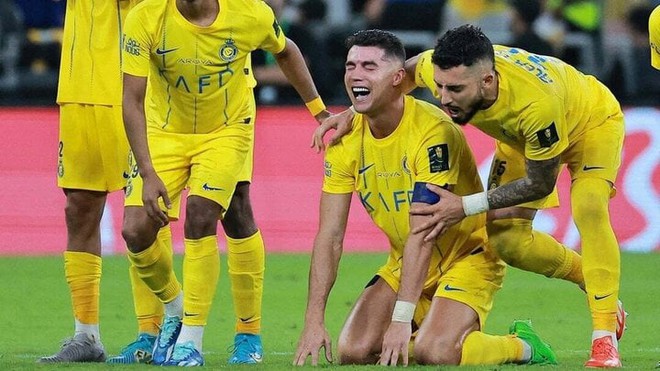 Ronaldo mạnh mẽ cũng có lúc yếu đuối, bật khóc như mưa khiến CĐV nhớ mãi - Ảnh 9.