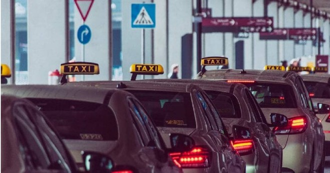 Trễ chuyến bay 1 phút do taxi chậm 8 phút, cô gái kiện đòi bồi thường - Ảnh 1. Trễ chuyến bay 1 phút do taxi chậm 8 phút, cô gái kiện đòi bồi thường - Ảnh 1.