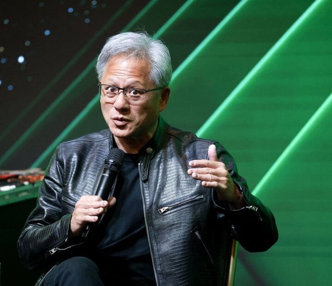 CEO Nvidia bị chỉ tr&iacute;ch khi k&yacute; v&agrave;o ngực &aacute;o fan nữ - Ảnh 3.