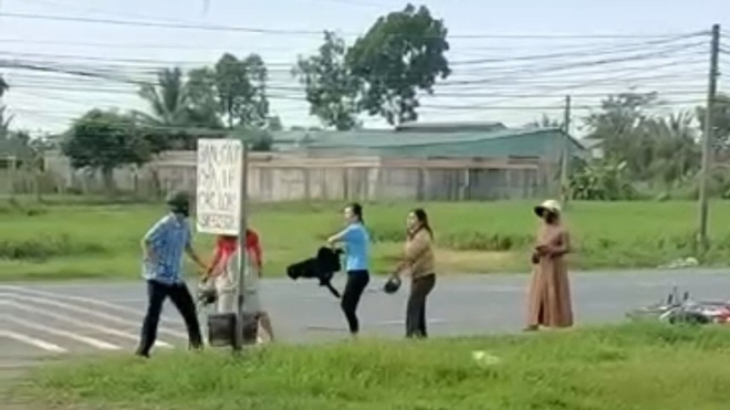 Chủ nợ đang mang thai bị nh&oacute;m con nợ h&agrave;nh hung ở Long An - Ảnh 1.
