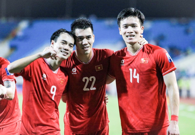 Tiến Linh ăn mừng cực cảm x&uacute;c khi lập c&uacute; đ&uacute;p tuyệt đỉnh trong ng&agrave;y ĐT Việt Nam thắng 3-2 Philippines - Ảnh 12.