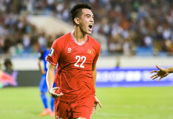 Tiến Linh ăn mừng cực cảm x&uacute;c khi lập c&uacute; đ&uacute;p tuyệt đỉnh trong ng&agrave;y ĐT Việt Nam thắng 3-2 Philippines - Ảnh 3.