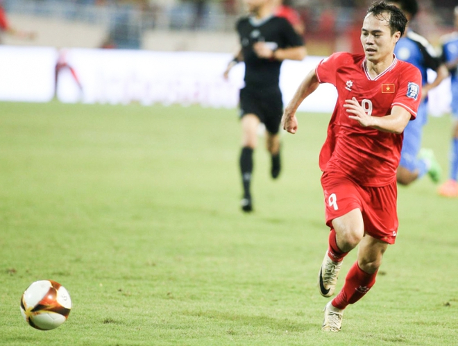 Tiến Linh ăn mừng cực cảm x&uacute;c khi lập c&uacute; đ&uacute;p tuyệt đỉnh trong ng&agrave;y ĐT Việt Nam thắng 3-2 Philippines - Ảnh 2.