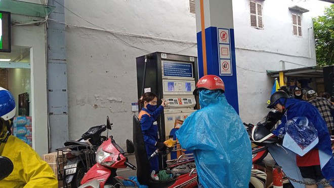 Cửa hàng lên tiếng về vụ cô gái tố nhân viên dùng mánh khóe lấy 70k của khách nhưng chỉ đổ một tí xăng - Ảnh 1.