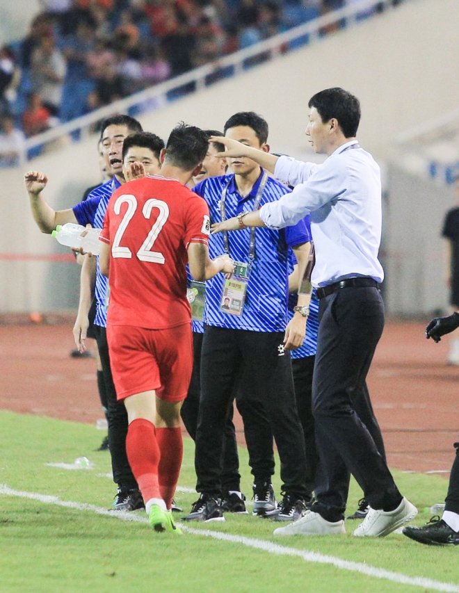 Tiến Linh ăn mừng cực cảm x&uacute;c khi lập c&uacute; đ&uacute;p tuyệt đỉnh trong ng&agrave;y ĐT Việt Nam thắng 3-2 Philippines - Ảnh 11.