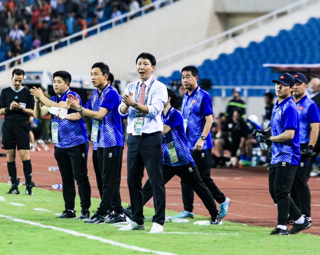 Tiến Linh ăn mừng cực cảm x&uacute;c khi lập c&uacute; đ&uacute;p tuyệt đỉnh trong ng&agrave;y ĐT Việt Nam thắng 3-2 Philippines - Ảnh 10.