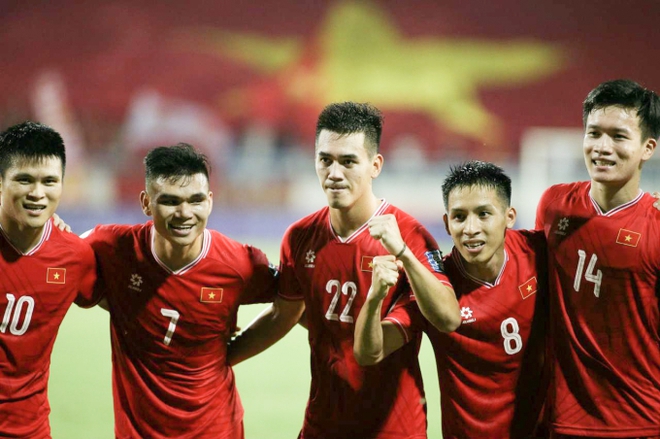 Tiến Linh ăn mừng cực cảm x&uacute;c khi lập c&uacute; đ&uacute;p tuyệt đỉnh trong ng&agrave;y ĐT Việt Nam thắng 3-2 Philippines - Ảnh 9.