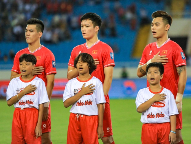 T&acirc;n HLV Kim Sang-sik ghi điểm với người h&acirc;m mộ bằng m&agrave;n h&aacute;t Quốc ca Việt Nam đầy tự h&agrave;o ngay trận đầu ra mắt - Ảnh 7.