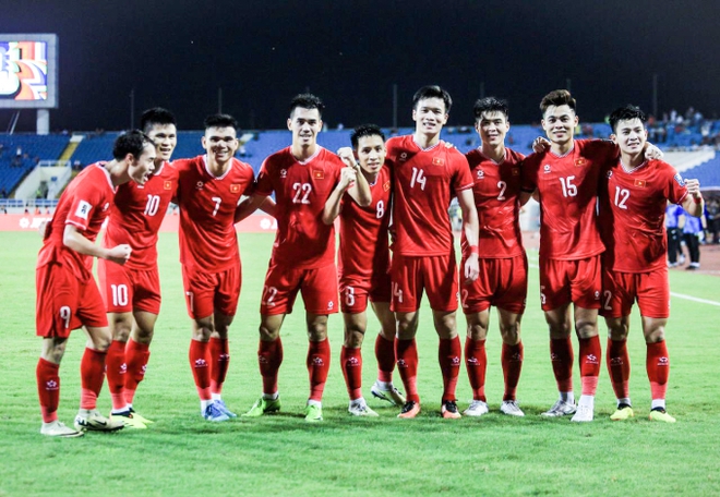Tiến Linh ăn mừng cực cảm x&uacute;c khi lập c&uacute; đ&uacute;p tuyệt đỉnh trong ng&agrave;y ĐT Việt Nam thắng 3-2 Philippines - Ảnh 8.