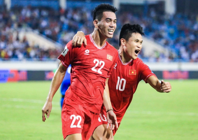 Tiến Linh ăn mừng cực cảm x&uacute;c khi lập c&uacute; đ&uacute;p tuyệt đỉnh trong ng&agrave;y ĐT Việt Nam thắng 3-2 Philippines - Ảnh 7.