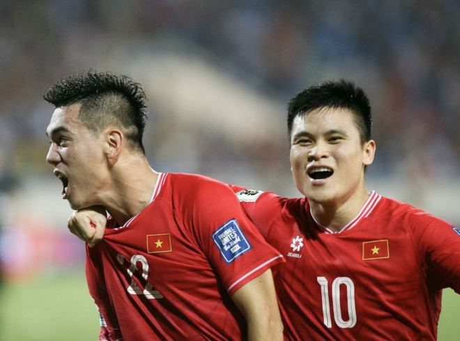 Tiến Linh ăn mừng cực cảm x&uacute;c khi lập c&uacute; đ&uacute;p tuyệt đỉnh trong ng&agrave;y ĐT Việt Nam thắng 3-2 Philippines - Ảnh 6.