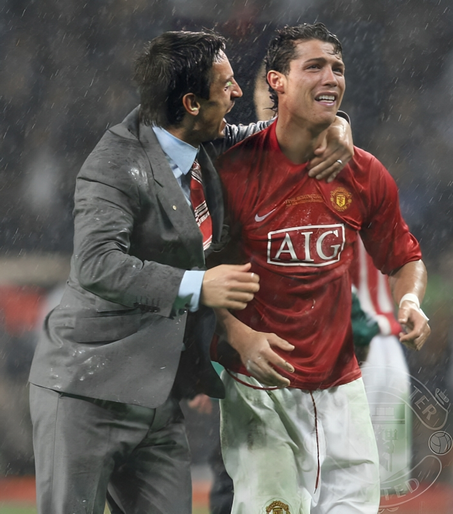 Ronaldo mạnh mẽ cũng có lúc yếu đuối, bật khóc như mưa khiến CĐV nhớ mãi - Ảnh 2.