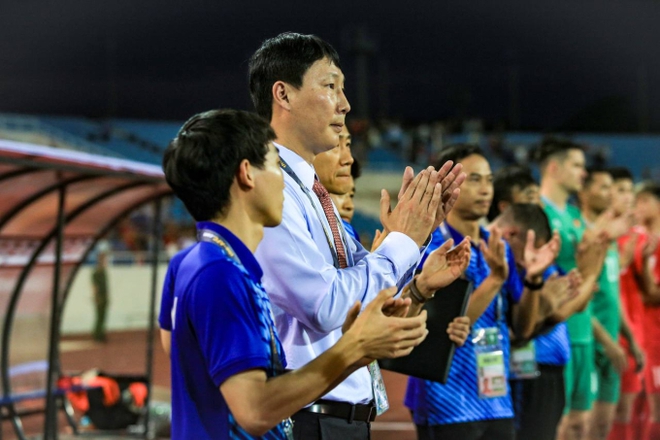 T&acirc;n HLV Kim Sang-sik ghi điểm với người h&acirc;m mộ bằng m&agrave;n h&aacute;t Quốc ca Việt Nam đầy tự h&agrave;o ngay trận đầu ra mắt - Ảnh 4.