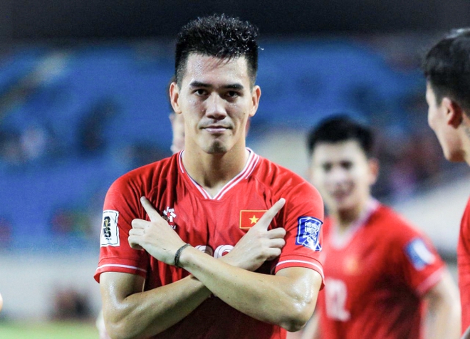 Tiến Linh ăn mừng cực cảm x&uacute;c khi lập c&uacute; đ&uacute;p tuyệt đỉnh trong ng&agrave;y ĐT Việt Nam thắng 3-2 Philippines - Ảnh 5.
