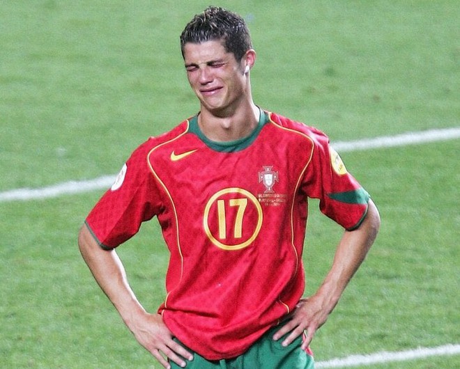 Ronaldo mạnh mẽ cũng có lúc yếu đuối, bật khóc như mưa khiến CĐV nhớ mãi - Ảnh 1.