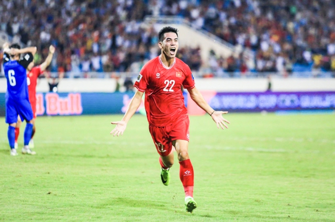 Tiến Linh ăn mừng cực cảm x&uacute;c khi lập c&uacute; đ&uacute;p tuyệt đỉnh trong ng&agrave;y ĐT Việt Nam thắng 3-2 Philippines - Ảnh 4.