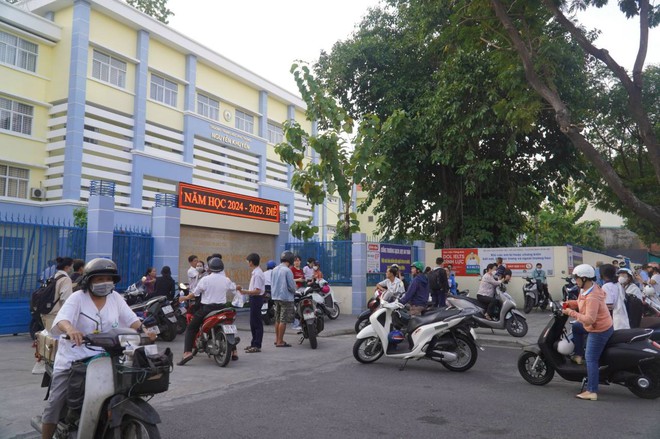 Kết thúc môn Văn thi vào lớp 10 TP.HCM: Thí sinh phấn khởi vì đề siêu ý nghĩa mà vừa sức - Ảnh 47.