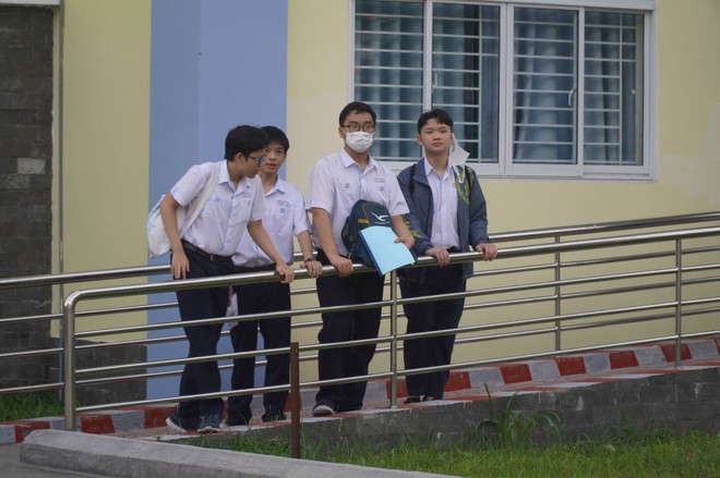 Kết thúc môn Văn thi vào lớp 10 TP.HCM: Thí sinh phấn khởi vì đề siêu ý nghĩa mà vừa sức - Ảnh 50.