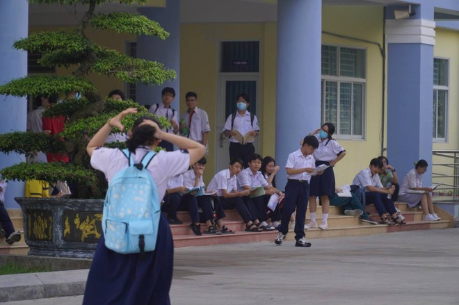 Kết thúc môn Văn thi vào lớp 10 TP.HCM: Thí sinh phấn khởi vì đề siêu ý nghĩa mà vừa sức - Ảnh 49.