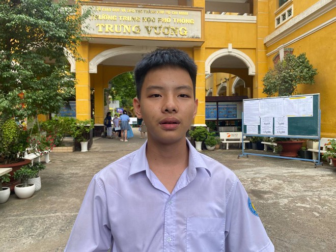 Kết thúc môn Văn thi vào lớp 10 TP.HCM: Thí sinh phấn khởi vì đề siêu ý nghĩa mà vừa sức - Ảnh 8.