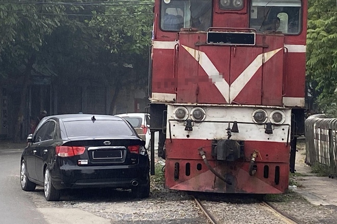 Ô tô bị tàu hỏa hất văng: Ngoài thiệt hại nghiêm trọng, tài xế còn bị phạt gì? - Ảnh 2.